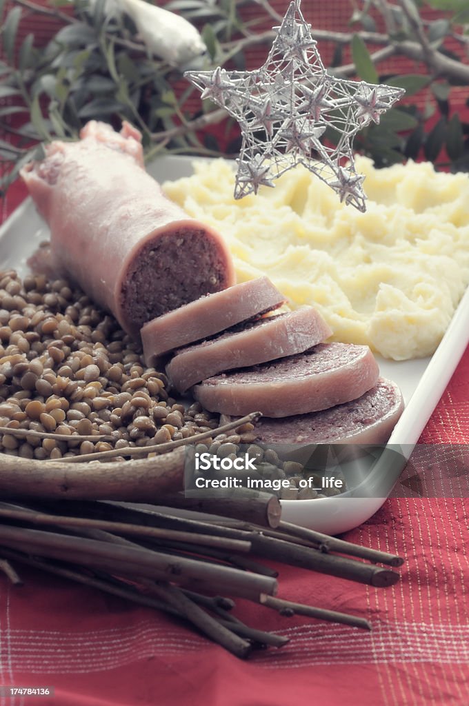 Schwein-trotter mit Kartoffelpüree und Linsen - Lizenzfrei Italien Stock-Foto