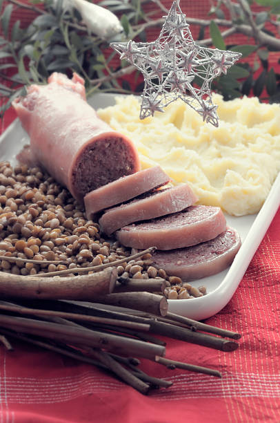 豚のトロッター、マッシュポテトと��レンズ - christmas lunch mediterranean cuisine color image ストックフォトと画像
