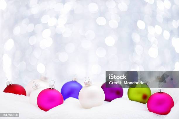 Coloridas Bolas De Natal Com Espaço Para Texto - Fotografias de stock e mais imagens de Artificial - Artificial, Artigo de Decoração, Baixo contraste