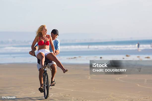 펀 앳 더 비치 두발자전거에 대한 스톡 사진 및 기타 이미지 - 두발자전거, 앞뒤로 나란히, 자전거 타기