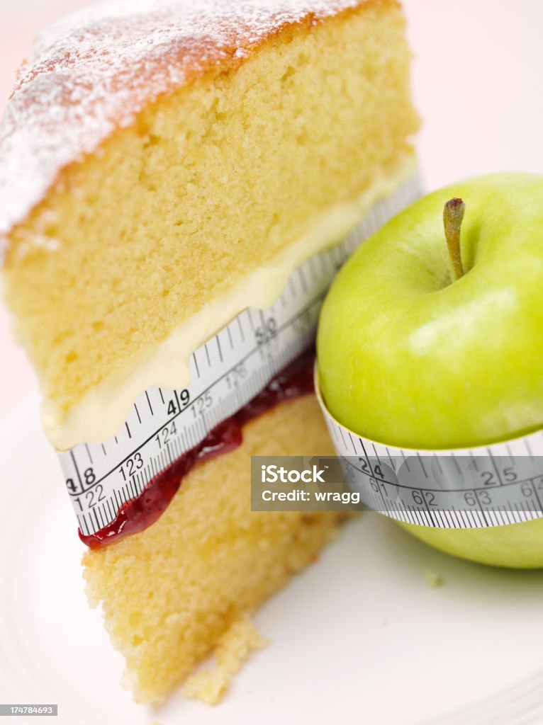 Ungesunde Rührkuchen und gesunden Apfel - Lizenzfrei Abnehmen Stock-Foto