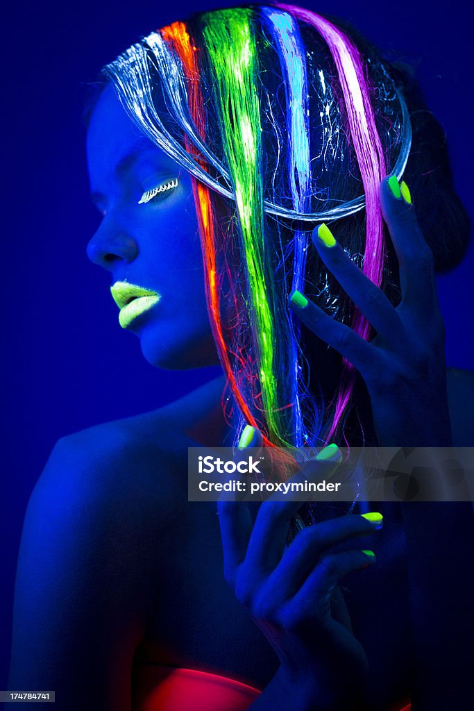 Retrato de mulher com cabelo brilhante colorido em néon luz - Royalty-free Adorno Corporal Foto de stock