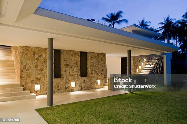 Villa Passeio - Fotografias de stock e mais imagens de Equipamento de Iluminação - Equipamento de Iluminação, Noite, Jardim Particular