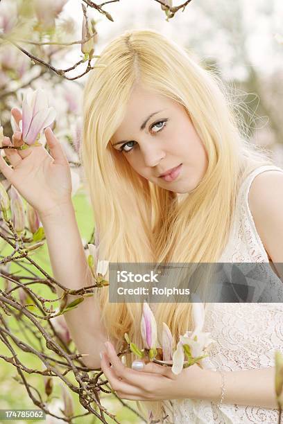 Chica Rubia Con Flores De Primavera Magnolia Foto de stock y más banco de imágenes de 20-24 años - 20-24 años, A la moda, Adulto