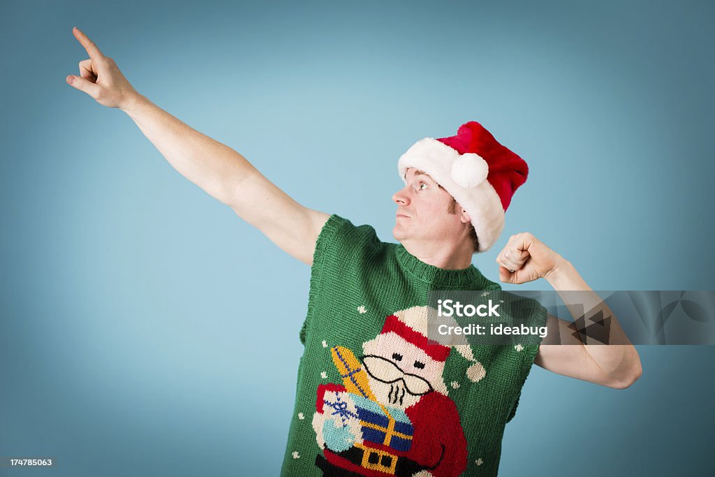 Человек готовы, в Санта шляпы и уродливый, жилет - Стоковые фото Уродливый свитер роялти-фри