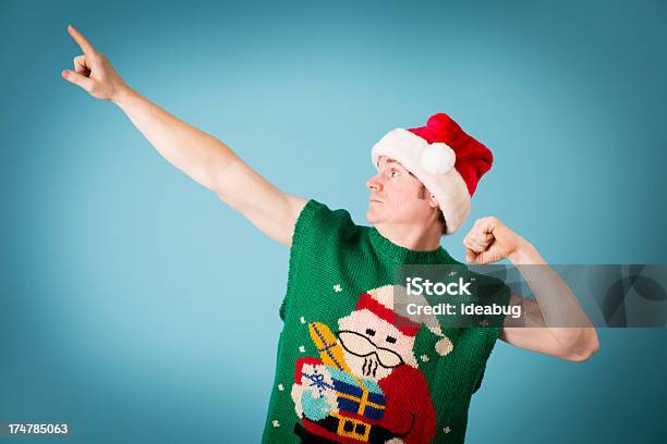 Человек Готовы В Санта Шляпы И Уродливый Жилет — стоковые фотографии и другие картинки Уродливый свитер - Уродливый свитер, Уродливость, Рождественский свитер