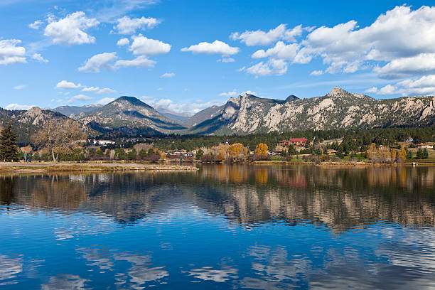 Lake Estes In Colorado "Lake Estes, Estes Park, Colorado Near The Entrance To Rocky Mountain National Park" estes park stock pictures, royalty-free photos & images