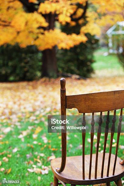 Outono Vista Cadeira De Embalar - Fotografias de stock e mais imagens de Amarelo - Amarelo, Antigo, Antiguidade