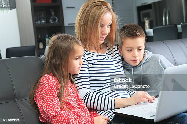 Foto de Sala De Estar Com Laptop Amor e mais fotos de stock de Adulto - Adulto, Amor, Azul