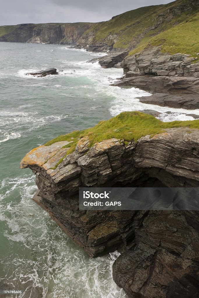 Falaises et rochers au littoral Trebarwith Strand en Cornouailles - Photo de Angleterre libre de droits