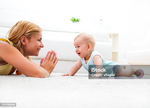Madre Y Bebé Jugando En La Sala De Estar De La Suite White Foto de stock y más banco de imágenes de Moqueta
