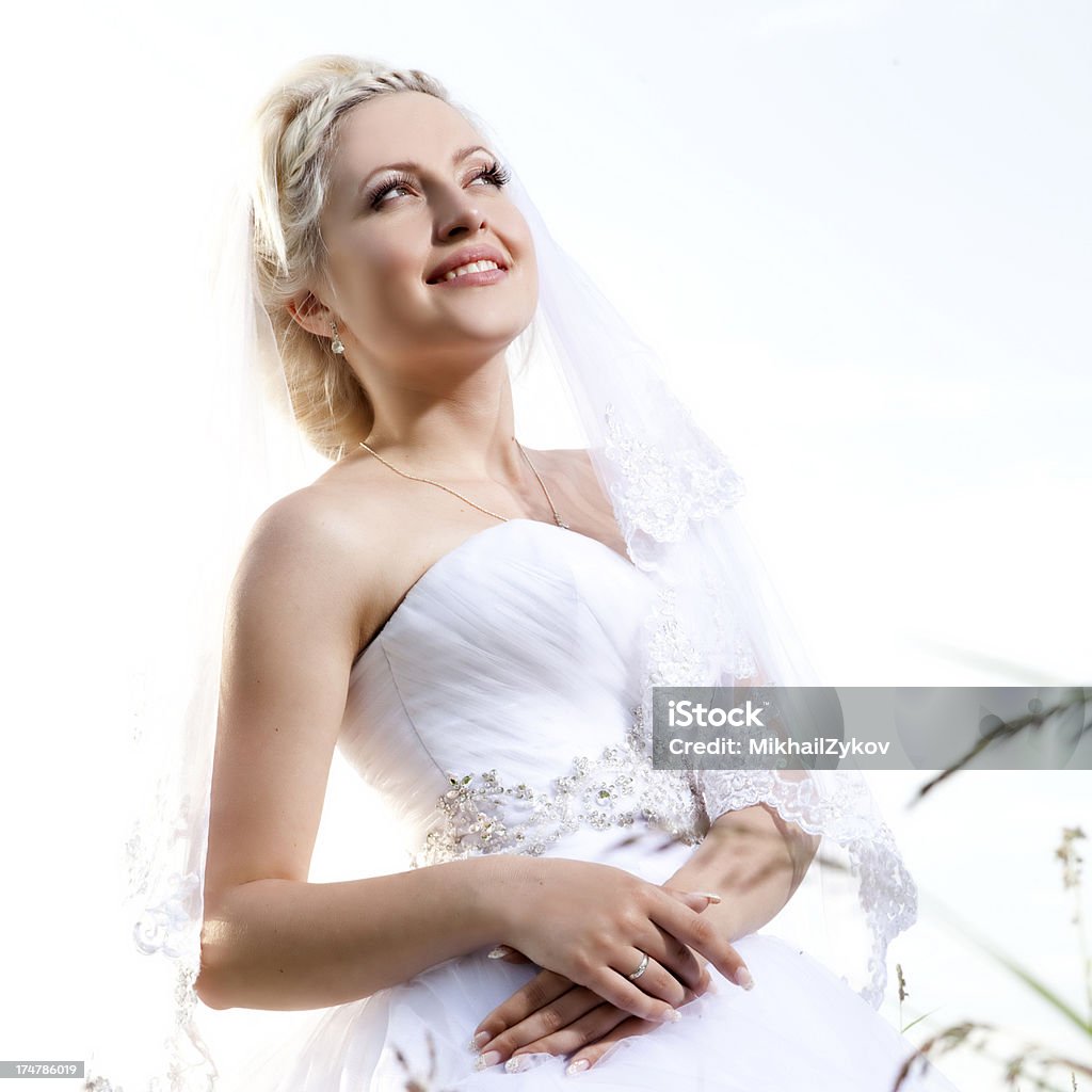 Sposa nel campo - Foto stock royalty-free di Adulto