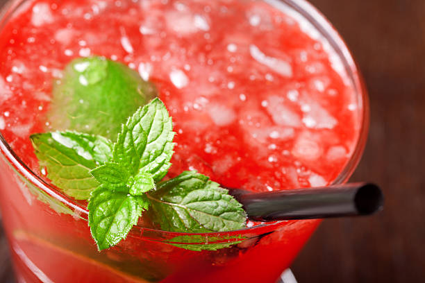 "mai tai-cocktails" - crushed ice spearmint focus on foreground alcohol stock-fotos und bilder