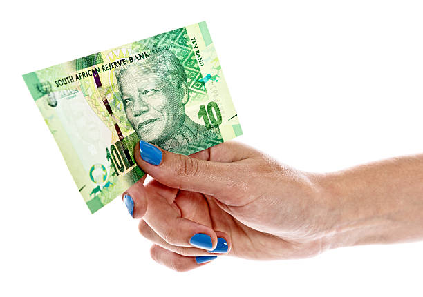 mano femenina retención nuevas billete de banco de diez rand sudafricano - ten rand note fotografías e imágenes de stock