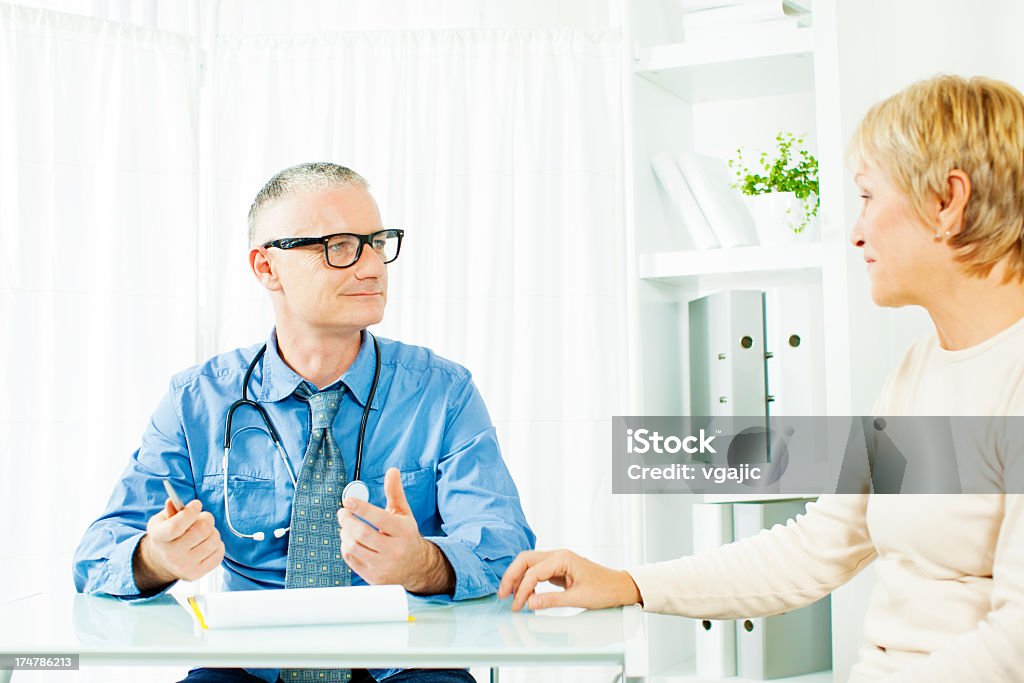 Reife Frau in Arzt-Büro. - Lizenzfrei Allgemeinarztpraxis Stock-Foto