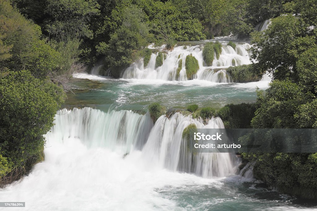 cascade bleue avec de l'eau verte en streaming rochers et de Krka en Croatie - Photo de Blanc libre de droits