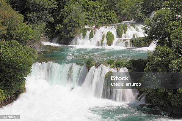 Kaskady Wody Z Niebieski Skały Strumieniowe I Zielone Chorwacja Nacionalni - zdjęcia stockowe i więcej obrazów Bez ludzi