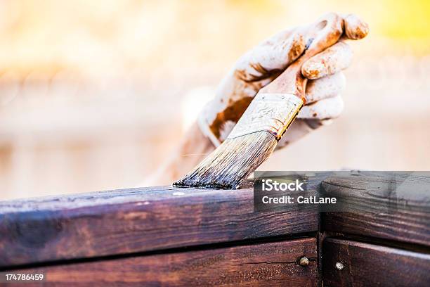 Staining Una Piattaforma Per Linverno - Fotografie stock e altre immagini di Ambientazione esterna - Ambientazione esterna, Autunno, Barattolo di alluminio