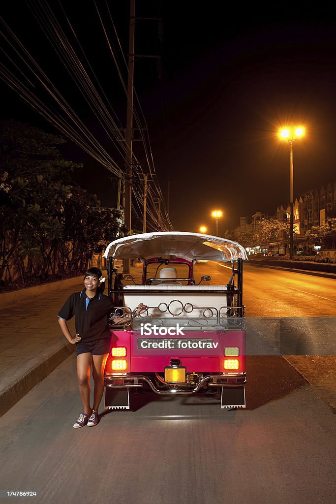 タイの若い女の子を Tuktuk 夜 - 人力車のロイヤリティフリーストックフォト
