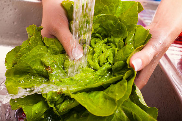 lavado verduras frescas - handful motion blurred motion wet fotografías e imágenes de stock