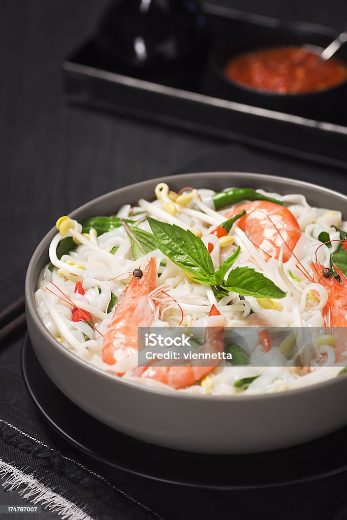 Como sopa de fideos asiáticos preparados con arroz con camarones y albahaca - Foto de stock de Albahaca libre de derechos