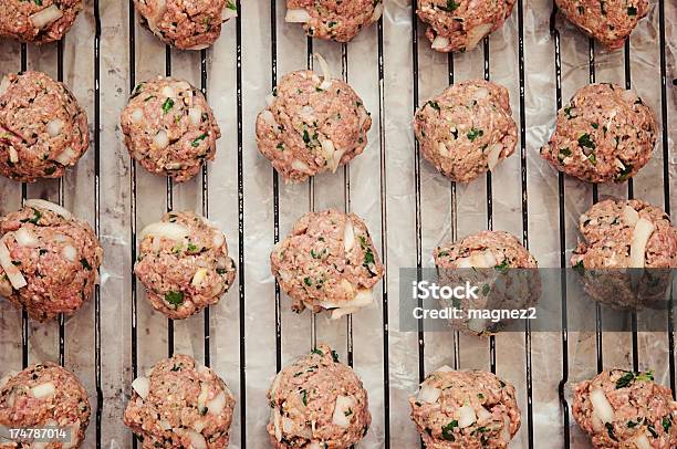 Rohe Hackfleischbällchen Stockfoto und mehr Bilder von Am Spieß gebraten - Am Spieß gebraten, Auflaufform, Draufsicht