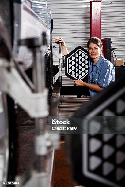 Foto de Feminino Mecânico De Carro Feito De Alinhamento De Roda e mais fotos de stock de 40-44 anos