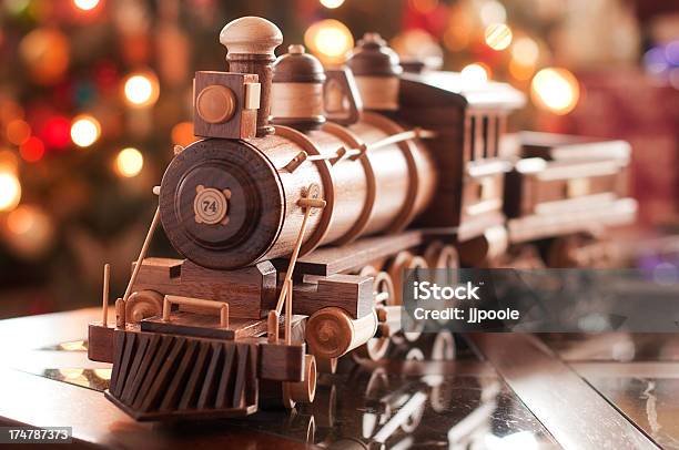 Tren De Madera Y Luces De Navidad Foto de stock y más banco de imágenes de Arce - Arce, Arte y artesanía, Artesanía