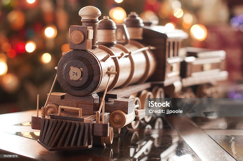 Деревянный поезд и Ёлочная гирлянда - Стоковые фото Black Walnut Tree роялти-фри