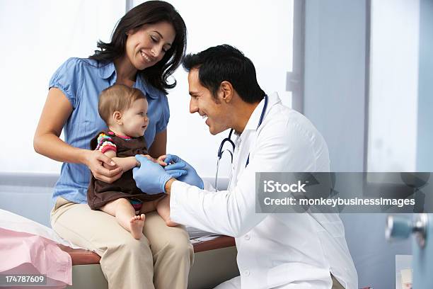 Foto de Doutor Em Cirurgia Analisar Bebê Menina e mais fotos de stock de Doutor - Doutor, Criança, Pediatra