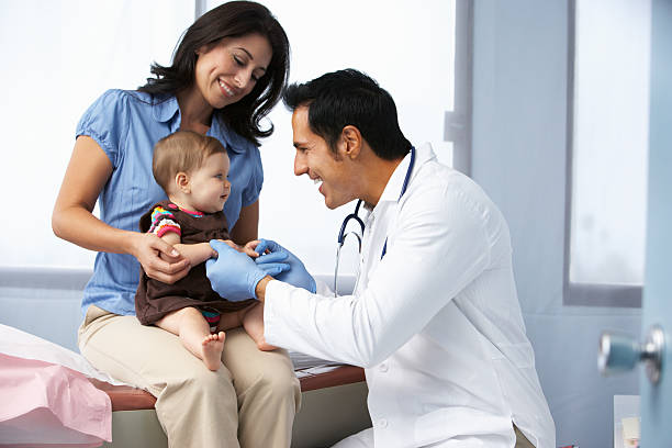врач в операции проверять девочка-младенец - doctor child baby healthcare and medicine стоковые фото и изображения
