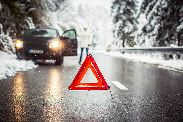 wiejskich w efekcie awarią pojazdu. - warning triangle triangle car warning sign zdjęcia i obrazy z banku zdjęć