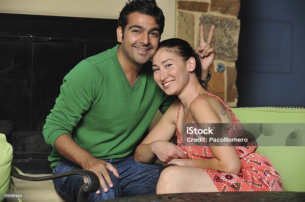 Mediorientali e asiatici coppia sorridente - Foto stock royalty-free di 20-24 anni