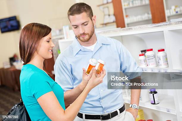 Par De Comparación O El Nombre De La Marca Genérica Los Medicamentos Recetados Foto de stock y más banco de imágenes de Adulto