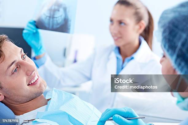 Checkup De Dentes - Fotografias de stock e mais imagens de 20-24 Anos - 20-24 Anos, Adulto, Assistente de Dentista