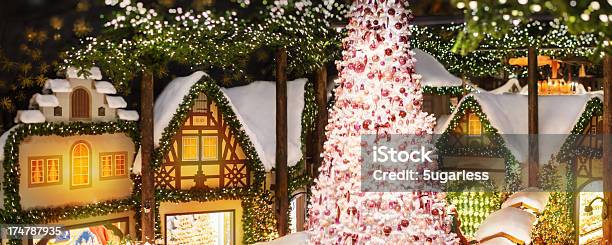Foto de Loja De Natal Com Enfeites e mais fotos de stock de Alemanha - Alemanha, Natal, Barraca de Mercado