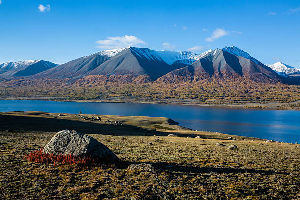 mongol cadena de montañas de altai con khoton nuur lago azul - sibiria fotografías e imágenes de stock