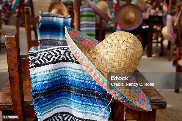 Sombrero Und Mexikanische Decke Hängen Über Stuhl Zurück Stockfoto und mehr Bilder von Sombrero