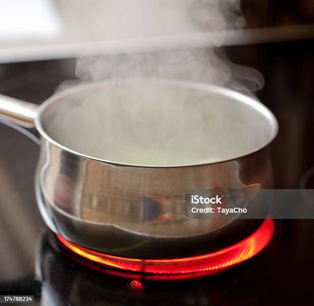 Foto de Vapor Bandeja De Cerâmica Com Hob e mais fotos de stock de Aço Inoxidável - Aço Inoxidável, Calor, Caçarola - Panela