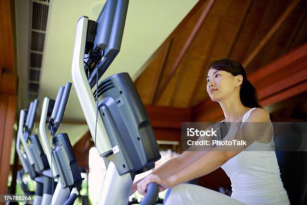 Foto de Na Academia De Ginástica e mais fotos de stock de Bicicleta Ergométrica - Bicicleta Ergométrica, Novo, Televisor