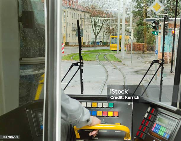 Exterior Desde La Ventana De Un Cable Conductor De Coche Foto de stock y más banco de imágenes de Adulto