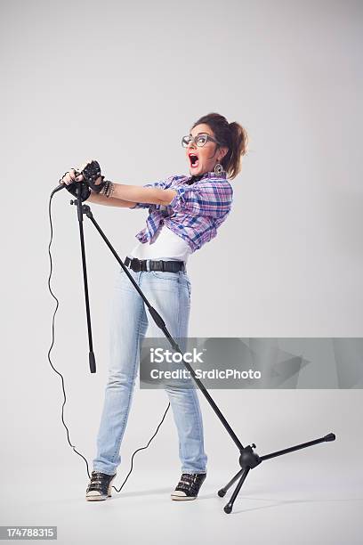 Überrascht Naiv Frau Sänger Mit Brille Holding Mikrofon Stockfoto und mehr Bilder von Attraktive Frau