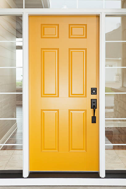 casa amarela porta de entrada com janelas - porta principal - fotografias e filmes do acervo