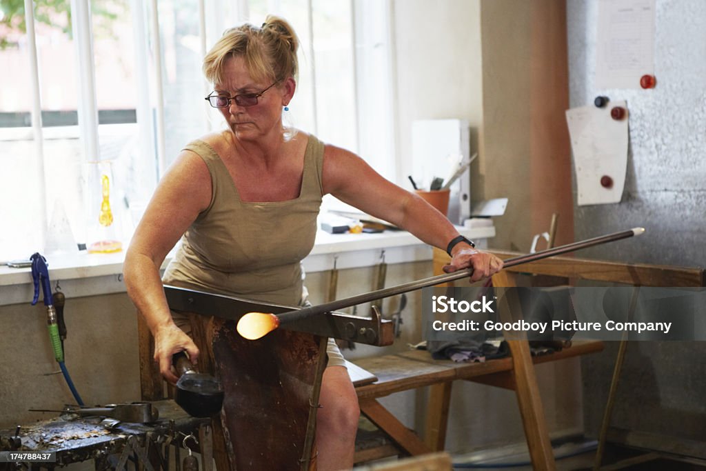 Glassblowing tiene mucha experiencia - Foto de stock de Mujeres libre de derechos