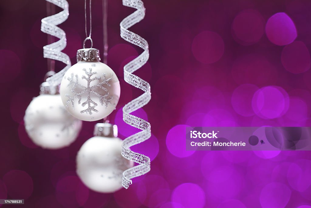 ぶら下がるクリスマスボールの紫色の照明付きの背景 - お祝いのロイヤリティフリーストックフォト