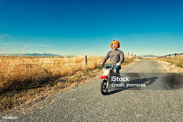 Dynia Redneck Motorcyclist W Hełm - zdjęcia stockowe i więcej obrazów Kask ochronny - Kask sportowy - Kask ochronny - Kask sportowy, Młody dorosły, Freestyle BMX