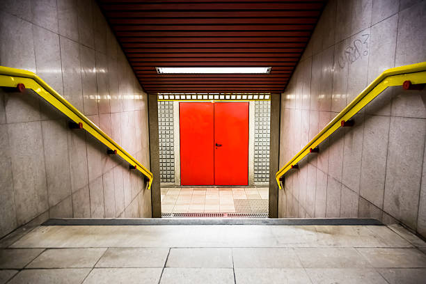 subterráneo a la estación de metro - stair rail fotografías e imágenes de stock