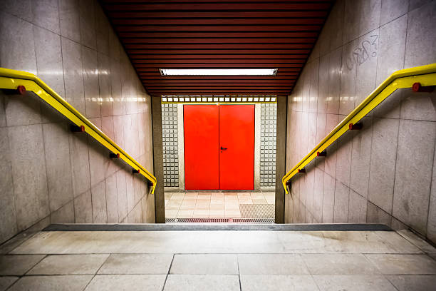 estação de metro metro - travel passenger milan italy italy imagens e fotografias de stock