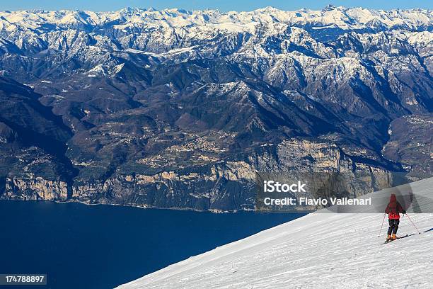 Foto de Esqui Com Vista Para O Lago Monte Baldo e mais fotos de stock de Lago Garda - Lago Garda, Esqui - Esqui e snowboard, Inverno