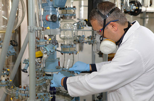 tecnico della qualità dell'acqua in laboratorio - sewage treatment plant purified water water desalination plant foto e immagini stock